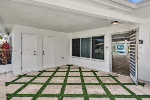 House in Dania Beach, Florida 2 bedrooms, 147.62 sq.m. № 1711414 - photo 8