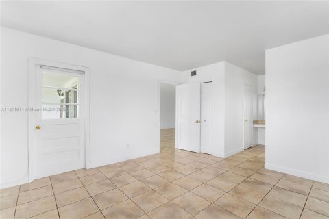 Condo in Davie, Florida, 2 bedrooms  № 1875396 - photo 9