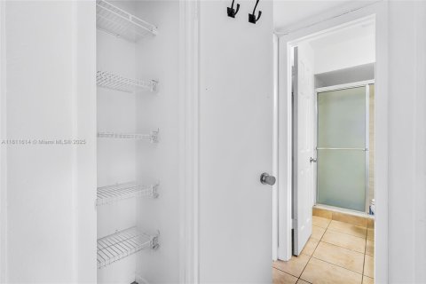 Condo in Davie, Florida, 2 bedrooms  № 1875396 - photo 25