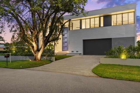 House in Miami Shores, Florida 5 bedrooms, 378.67 sq.m. № 1954033 - photo 1