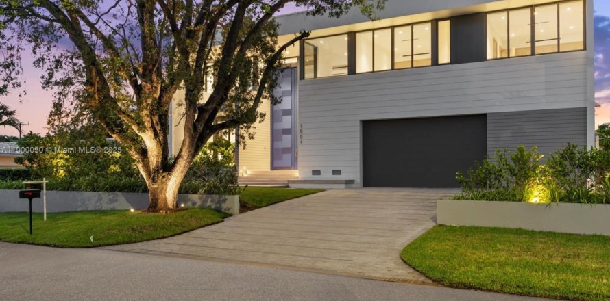 House in Miami Shores, Florida 5 bedrooms, 378.67 sq.m. № 1954033