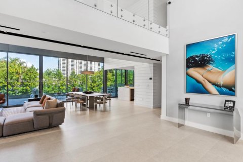 House in Miami Shores, Florida 5 bedrooms, 378.67 sq.m. № 1954033 - photo 12