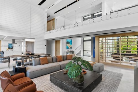 House in Miami Shores, Florida 5 bedrooms, 378.67 sq.m. № 1954033 - photo 16