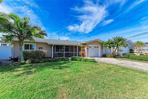 House in Saint Petersburg, Florida 2 bedrooms, 147.53 sq.m. № 2329025