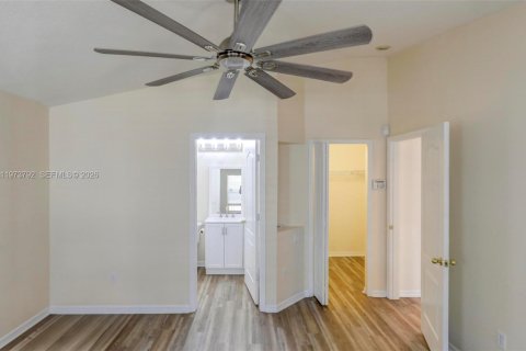 House in Tampa, Florida 3 bedrooms, 120.4 sq.m. № 2040183 - photo 11