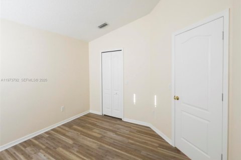 House in Tampa, Florida 3 bedrooms, 120.4 sq.m. № 2040183 - photo 23