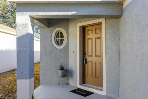 House in Tampa, Florida 3 bedrooms, 120.4 sq.m. № 2040183 - photo 2