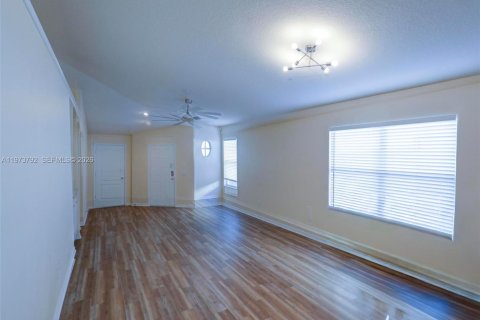 House in Tampa, Florida 3 bedrooms, 120.4 sq.m. № 2040183 - photo 3