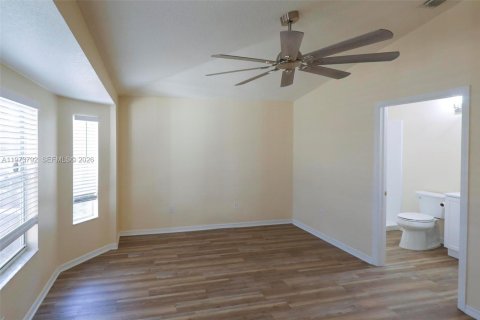 House in Tampa, Florida 3 bedrooms, 120.4 sq.m. № 2040183 - photo 10