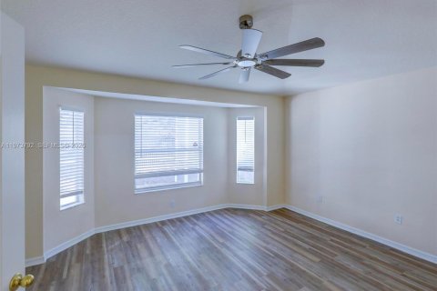 House in Tampa, Florida 3 bedrooms, 120.4 sq.m. № 2040183 - photo 9