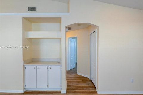 House in Tampa, Florida 3 bedrooms, 120.4 sq.m. № 2040183 - photo 5