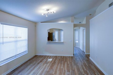 House in Tampa, Florida 3 bedrooms, 120.4 sq.m. № 2040183 - photo 4