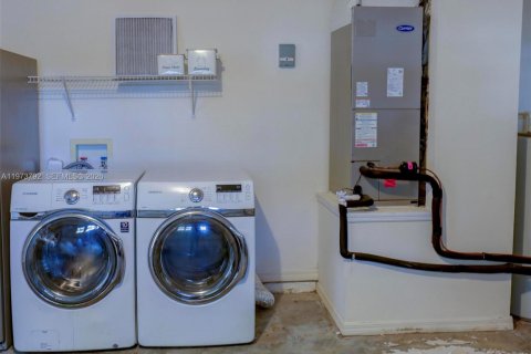 House in Tampa, Florida 3 bedrooms, 120.4 sq.m. № 2040183 - photo 29