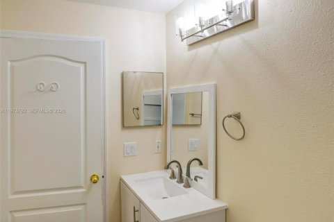 House in Tampa, Florida 3 bedrooms, 120.4 sq.m. № 2040183 - photo 20