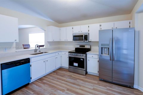 House in Tampa, Florida 3 bedrooms, 120.4 sq.m. № 2040183 - photo 6