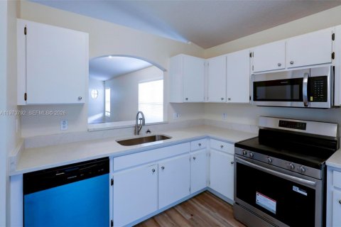 House in Tampa, Florida 3 bedrooms, 120.4 sq.m. № 2040183 - photo 7