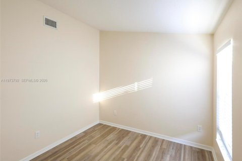 House in Tampa, Florida 3 bedrooms, 120.4 sq.m. № 2040183 - photo 18