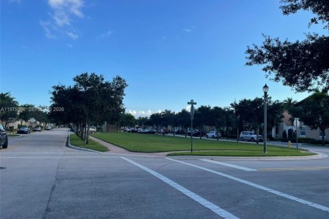 Townhouse in Pembroke Pines, Florida 2 bedrooms, 127.09 sq.m. № 2038514 - photo 9