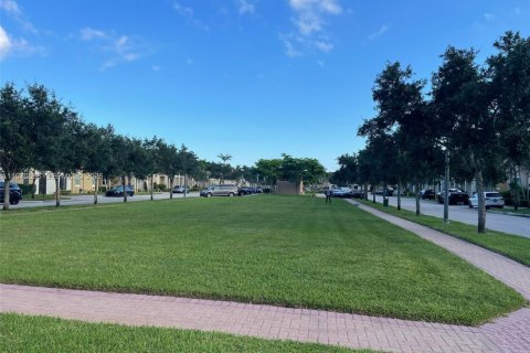 Townhouse in Pembroke Pines, Florida 2 bedrooms, 127.09 sq.m. № 2038514 - photo 7