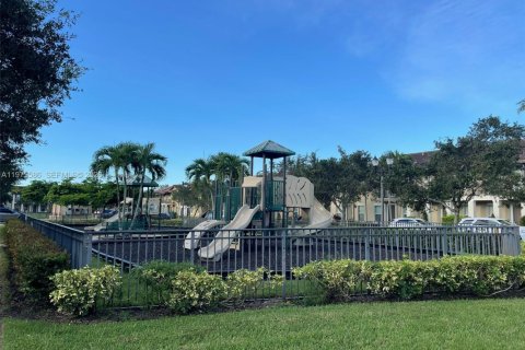 Townhouse in Pembroke Pines, Florida 2 bedrooms, 127.09 sq.m. № 2038514 - photo 4