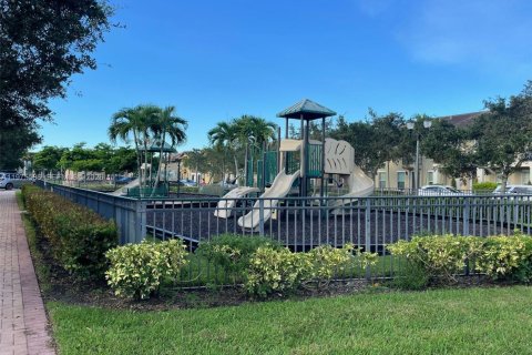 Townhouse in Pembroke Pines, Florida 2 bedrooms, 127.09 sq.m. № 2038514 - photo 2