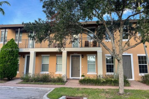 Townhouse in Pembroke Pines, Florida 2 bedrooms, 127.09 sq.m. № 2038514