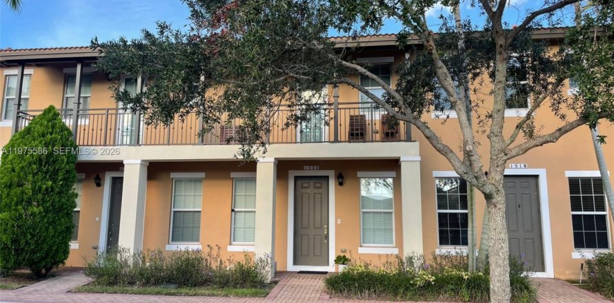 Townhouse in Pembroke Pines, Florida 2 bedrooms, 127.09 sq.m. № 2038514