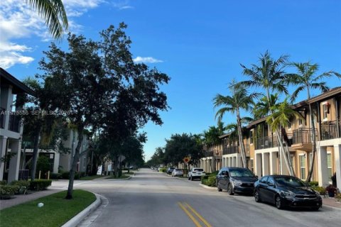 Townhouse in Pembroke Pines, Florida 2 bedrooms, 127.09 sq.m. № 2038514 - photo 5