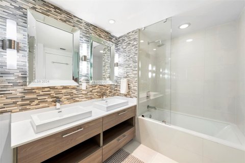 Condo in Miami, Florida, 2 bedrooms № 1934539 - photo 12