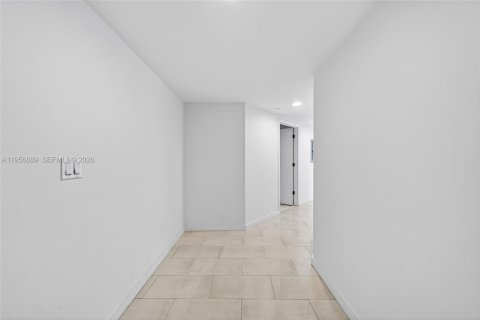 Condominio en alquiler en Miami, Florida, 2 dormitorios, 102.19 m2 № 2011796 - foto 12