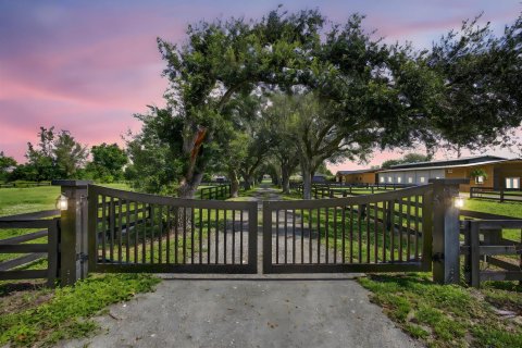 House in Wellington, Florida 4 bedrooms, 212.56 sq.m. № 2194317