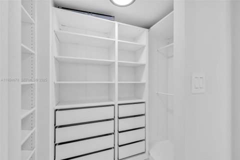 Condo in Sunny Isles Beach, Florida, 1 bedroom № 2076717 - photo 11