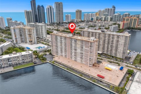 Condo in Sunny Isles Beach, Florida, 1 bedroom № 2076717 - photo 20
