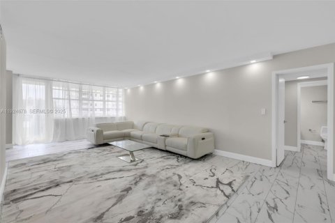 Condo in Sunny Isles Beach, Florida, 1 bedroom № 2076717 - photo 3