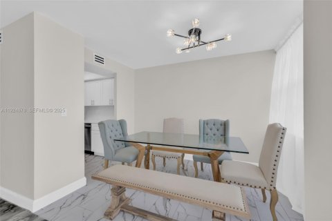 Condo in Sunny Isles Beach, Florida, 1 bedroom № 2076717 - photo 8