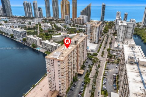 Condo in Sunny Isles Beach, Florida, 1 bedroom № 2076717 - photo 18
