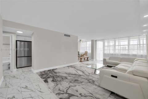 Condo in Sunny Isles Beach, Florida, 1 bedroom № 2076717 - photo 5