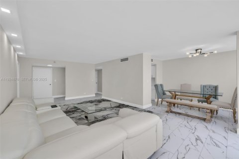 Condo in Sunny Isles Beach, Florida, 1 bedroom № 2076717 - photo 4
