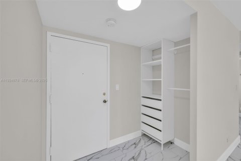 Condo in Sunny Isles Beach, Florida, 1 bedroom № 2076717 - photo 15