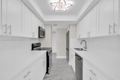 Condo in Sunny Isles Beach, Florida, 1 bedroom № 2076717 - photo 6