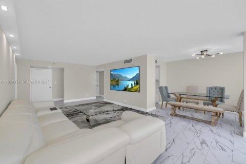 Condo in Sunny Isles Beach, Florida, 1 bedroom № 2076717 - photo 2