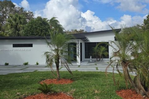 Villa ou maison à vendre à Miami, Floride: 4 chambres, 140.19 m2 № 2007477 - photo 2