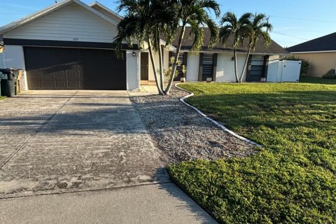 House in Cape Coral, Florida 3 bedrooms № 1951461 - photo 1