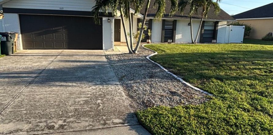 House in Cape Coral, Florida 3 bedrooms № 1951461