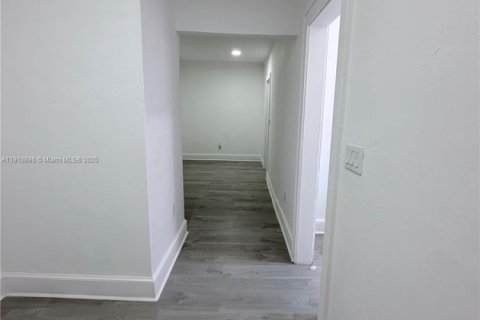 House in Miami, Florida 1 bedroom № 1974302 - photo 12