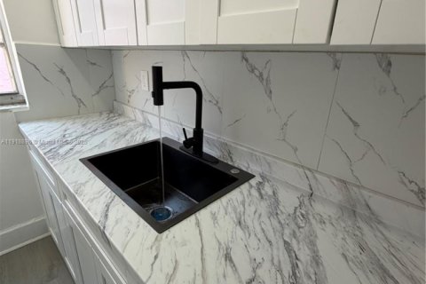 House in Miami, Florida 1 bedroom № 1974302 - photo 4