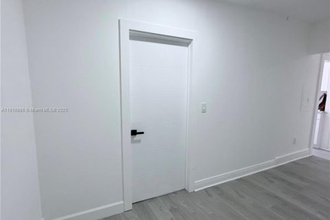 House in Miami, Florida 1 bedroom № 1974302 - photo 6