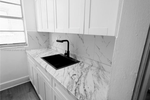 House in Miami, Florida 1 bedroom № 1974302 - photo 2