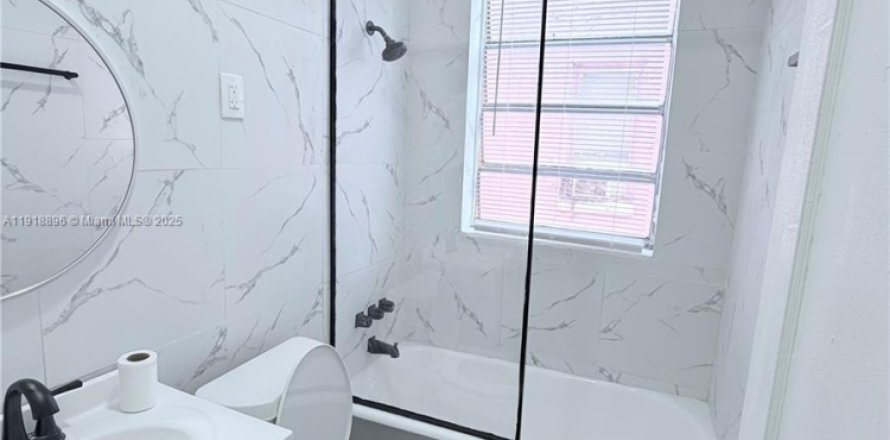 House in Miami, Florida 1 bedroom № 1974302