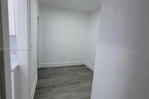 House in Miami, Florida 1 bedroom № 1974302 - photo 11